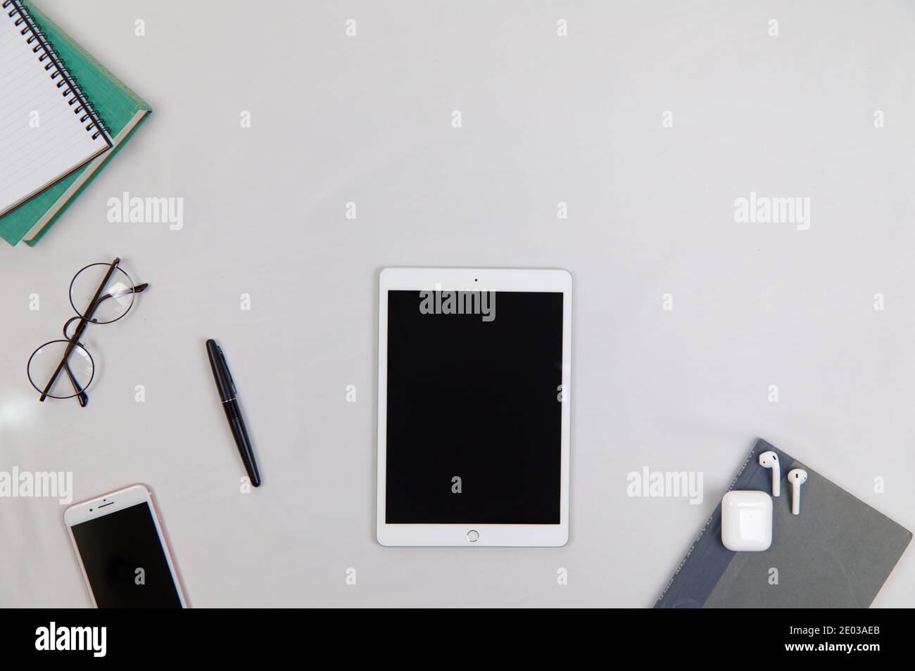 Flay Lay. Draufsicht des Arbeitsbereichs. Tablet, Notiz, Smartphone, Brille, Stift, Kopfhörer isoliert auf weißem Hintergrund Stockfoto