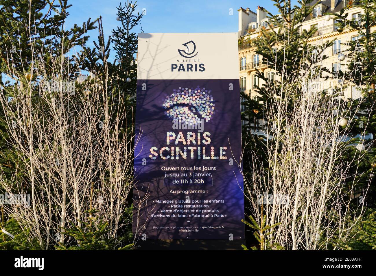 PARIS, FRANKREICH -18 DEZ 2020- Weihnachtsdekoration vor dem Hotel de Ville (Rathaus), im 4. Arrondissement von Paris. Der Bürgermeister ist sociali Stockfoto