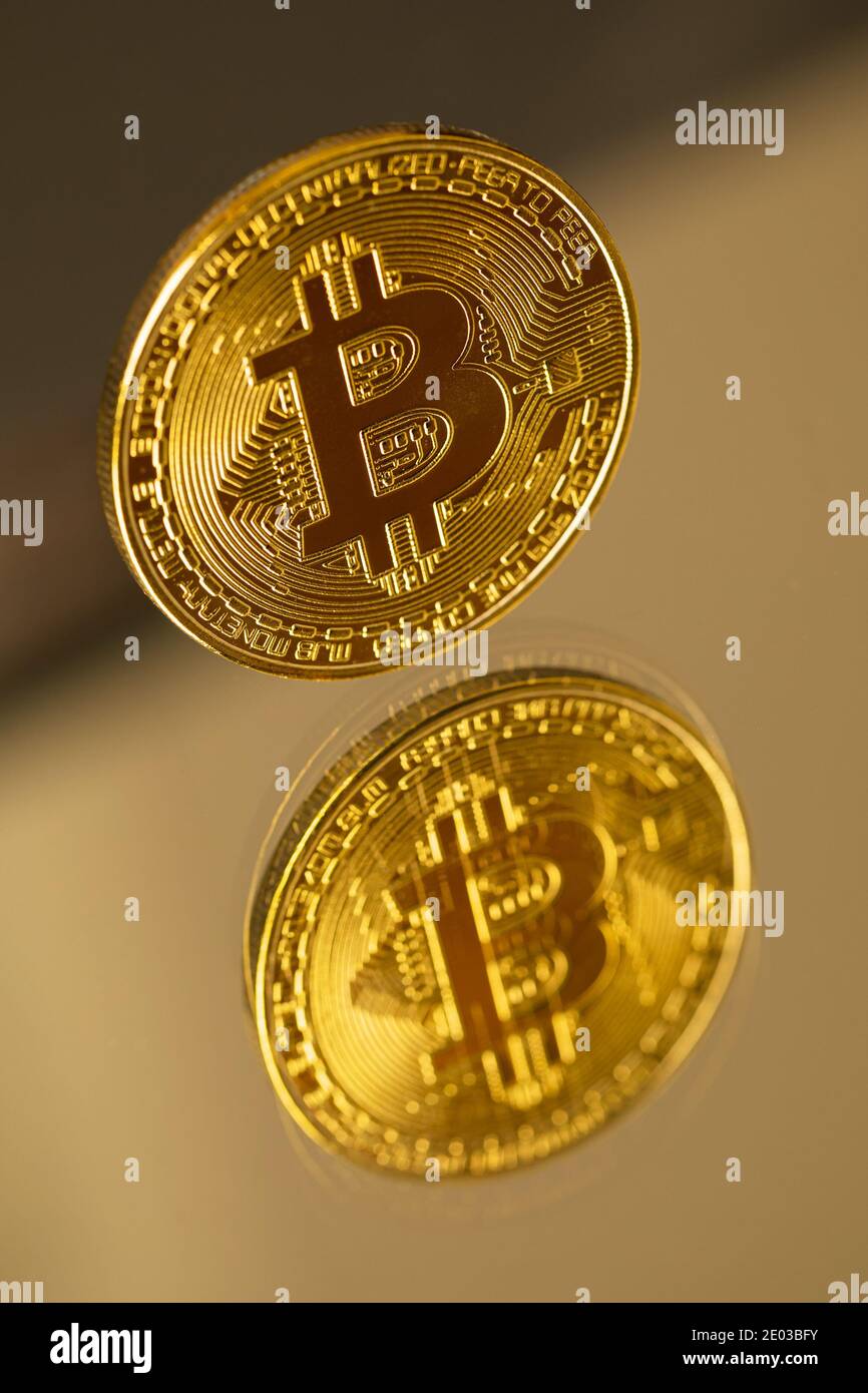 Gold Bitcoin Kryptowährung Münze Mit Reflexion Auf Spiegel Stockfoto