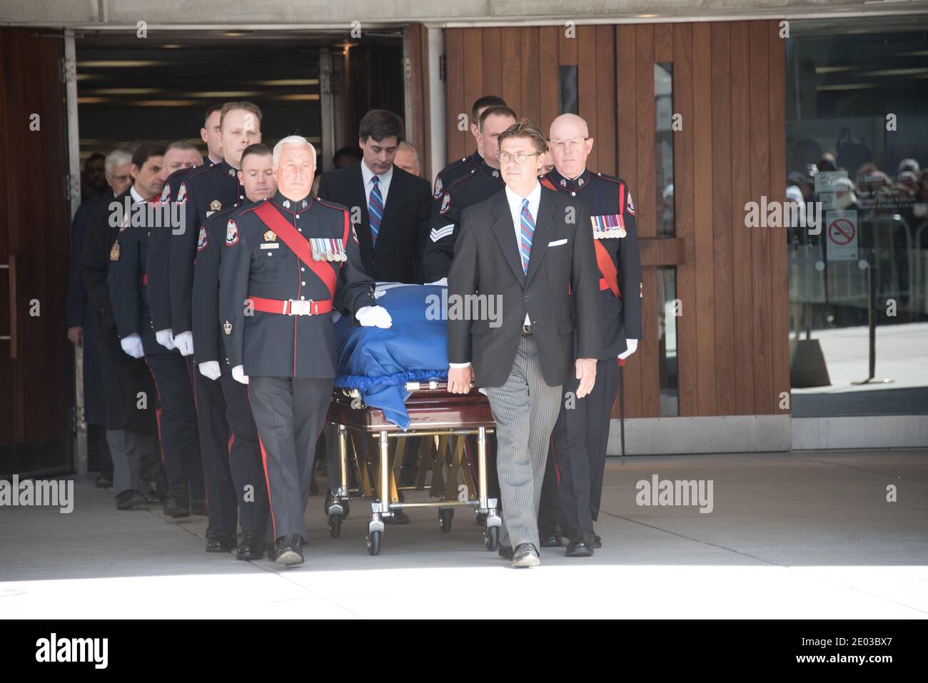 Rob Ford, ehemaliger Bürgermeister von Toronto, Beerdigungsszenen. Die Prozession ging vom Rathaus zur St. James Kathedrale, wo die letzte Abschiedszeremonie gefeiert wurde Stockfoto