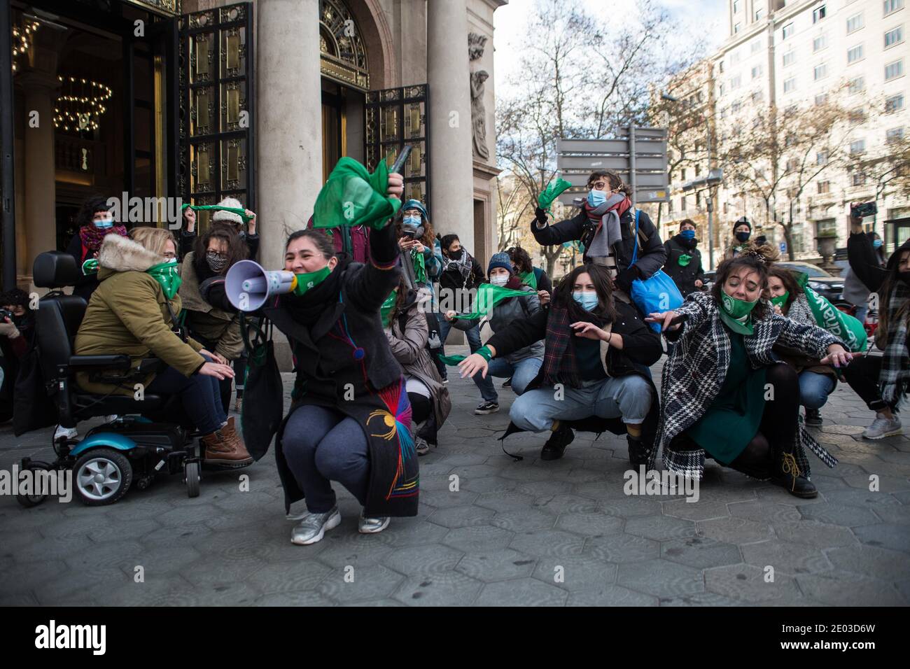 Barcelona, Katalonien, Spanien. Dezember 2020. Frauen werden mit grünen Schals gesehen.die argentinische Bewegung Green Tide (Marea Verde) ruft am Dienstag, dem 29. Dezember, dem Tag, an dem der argentinische Senat debattiert, vor dem argentinischen Konsulat in Barcelona dazu auf, ein Gesetz, das die freiwillige Unterbrechung der Schwangerschaft erlaubt, endgültig zu sanktionieren. Quelle: Thiago Prudencio/DAX/ZUMA Wire/Alamy Live News Stockfoto