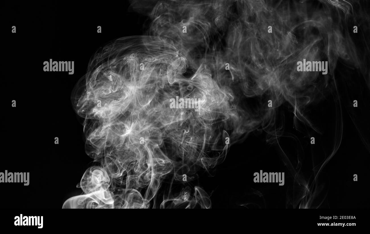 Nahaufnahme von weißem dickem Rauch, abstrakter Hintergrund, brennender Zigarettenrauch Stockfoto