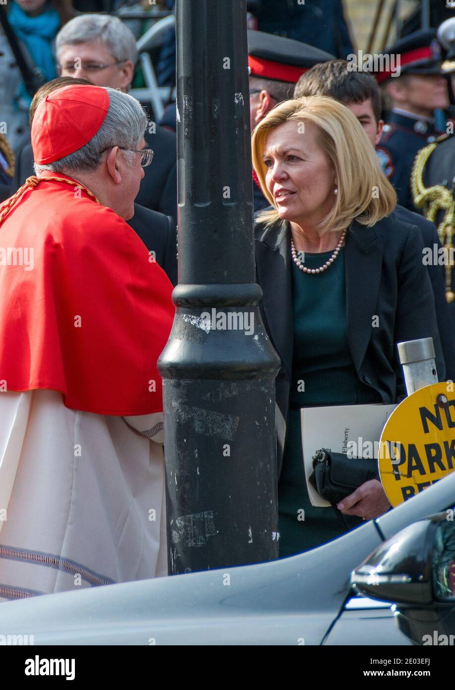 Flaherty Witwe Cristine Elliott sagt Auf Wiedersehen zu Kardinal Thomas Collins. Szenen des Staatsfunerals für Jim Flaherty, ehemaliger Finanzminister von Stockfoto