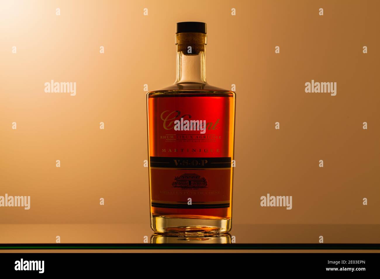 Prag, Tschechische Republik - 27. Dezember 2020: Flasche Rhum Clement auf dem Glastisch. Rhum Clement wird bei Habitation Clemen produziert und abgefüllt Stockfoto