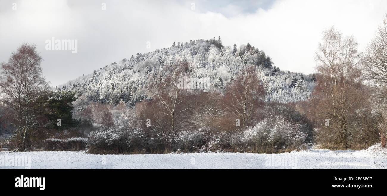 Verschneite Berglandschaft in der Nähe der Quelle von 'Volvic' Wasser Stockfoto