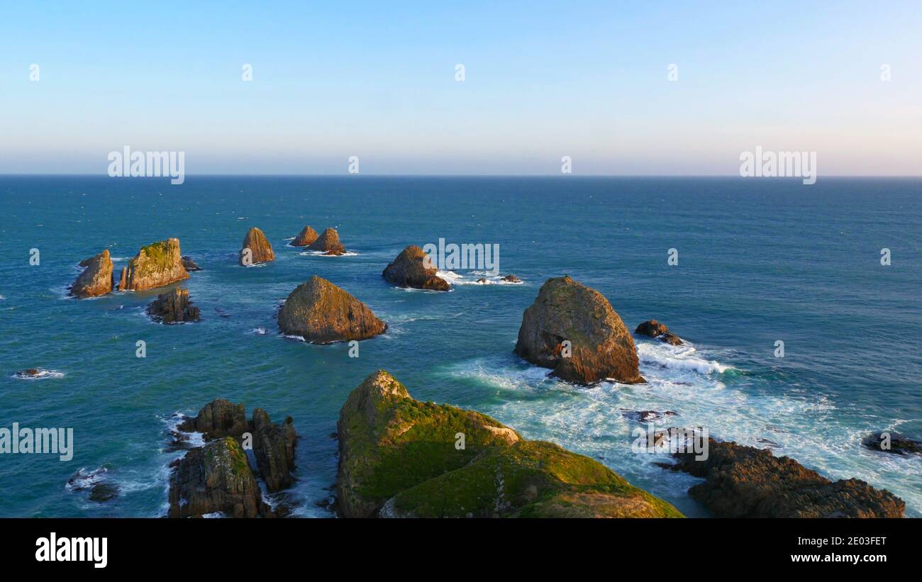 Mit Blick auf mehrere felsige Inseln, die Nuggets genannt werden, Meereslandschaft in Neuseeland Stockfoto