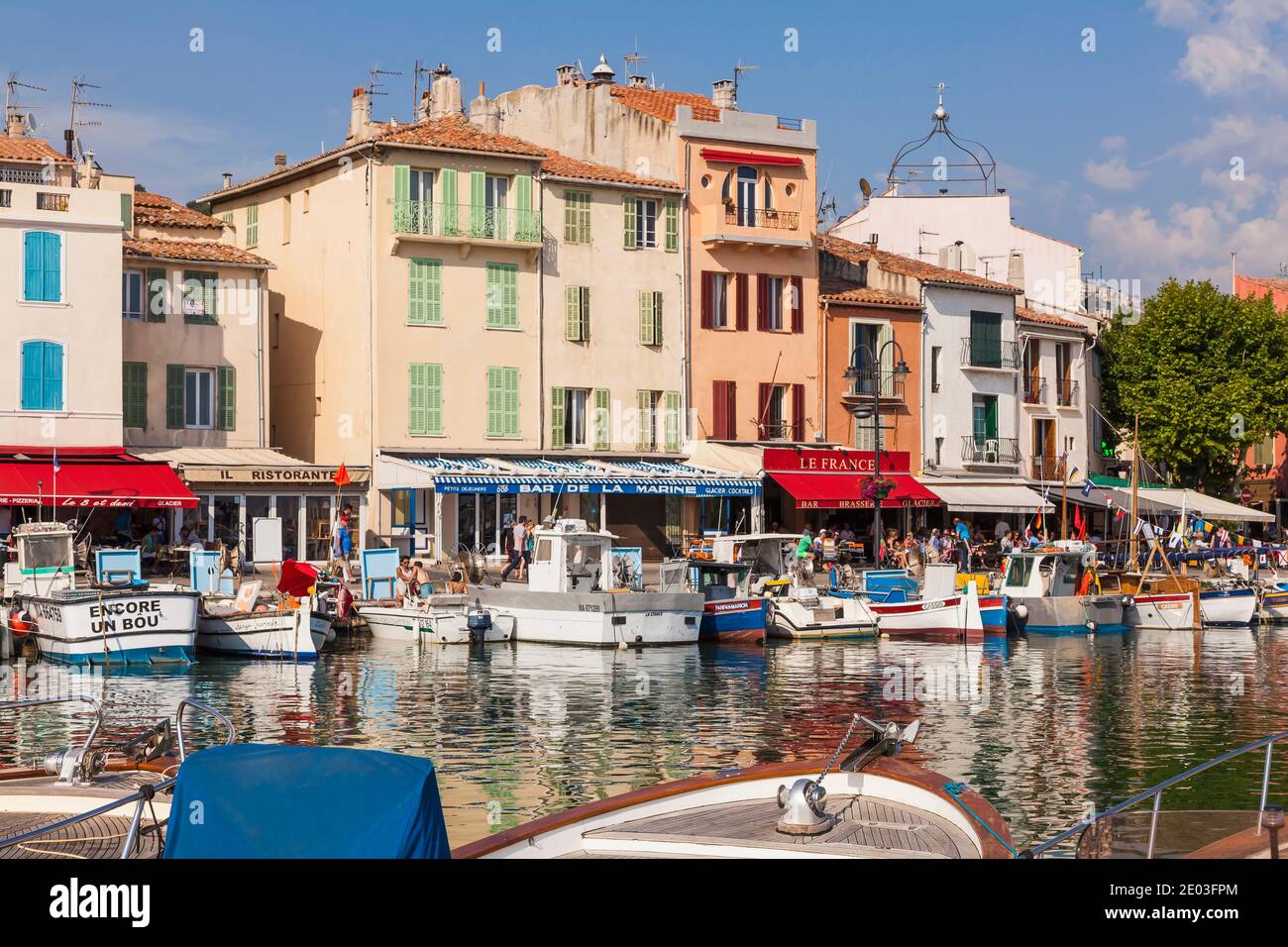 Restaurants und Cafés am Hafen von Cassis, Cote d'Azur, Frankreich Stockfoto