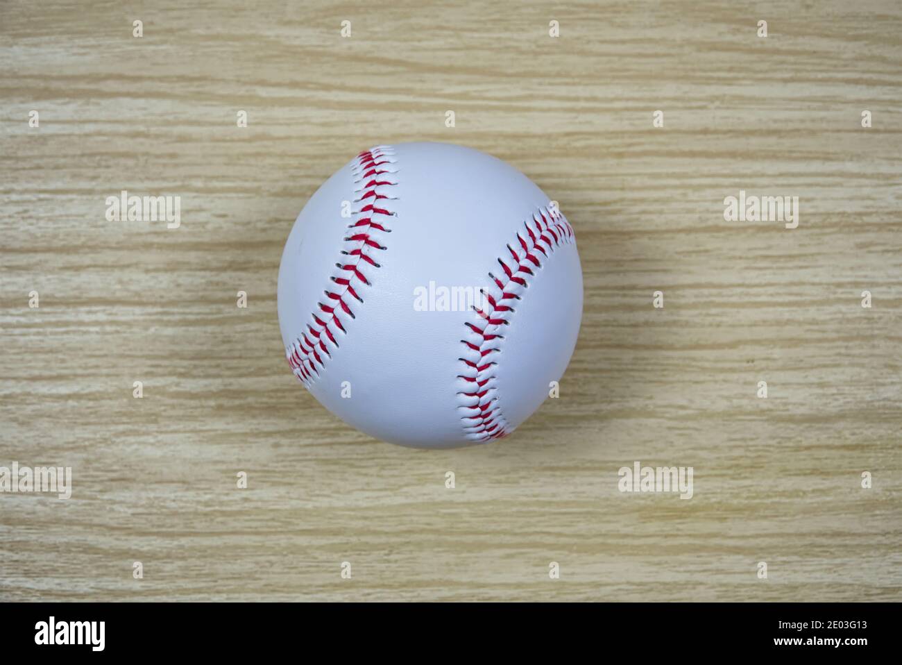 Nahaufnahme von Baseball auf Holzhintergrund, Draufsicht, Flachlage, Wettkampf Stockfoto