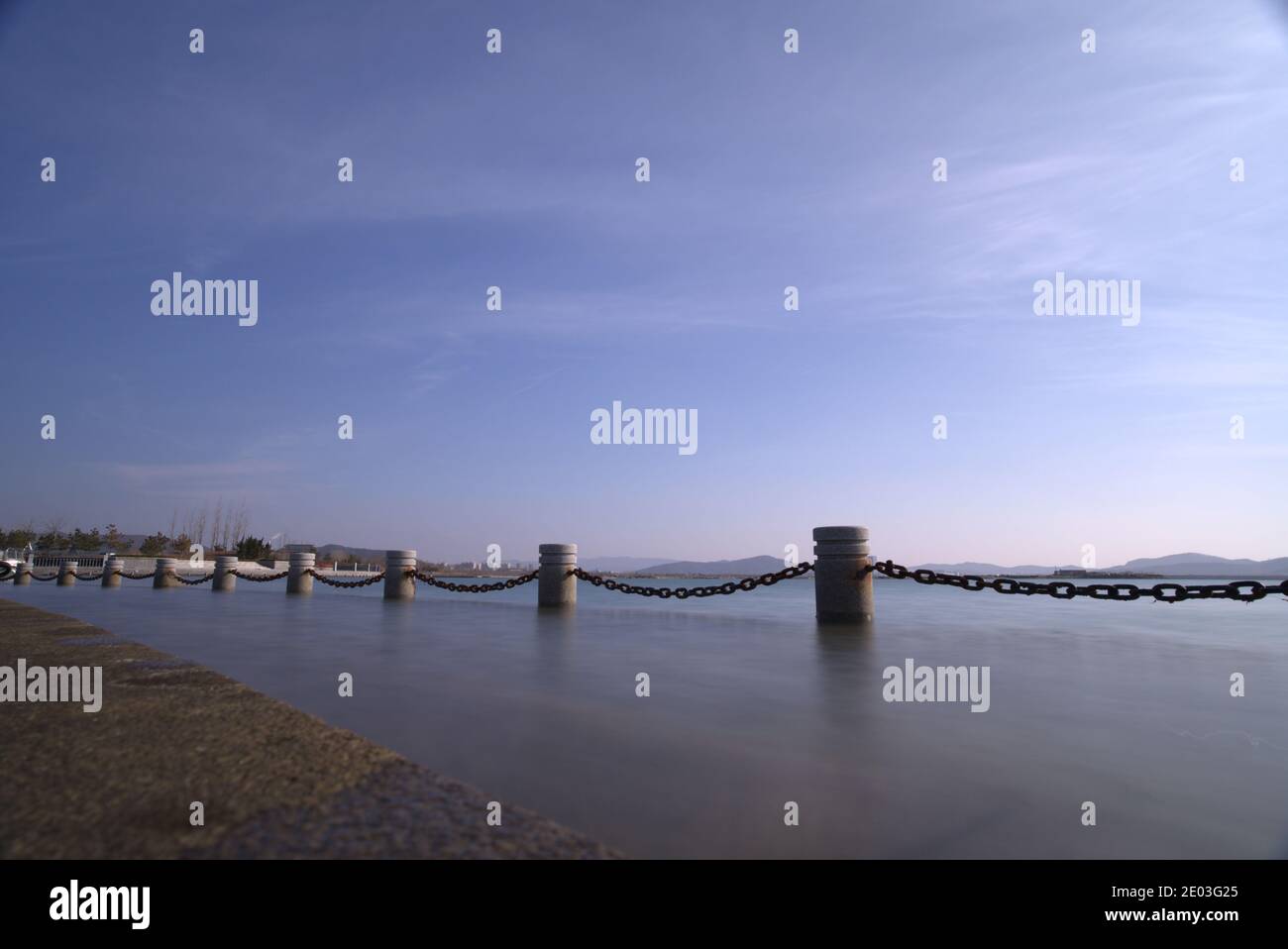 Küstengeländer, Sicherheitsbarriere, Hafen am Meer, Kettenglied Stockfoto