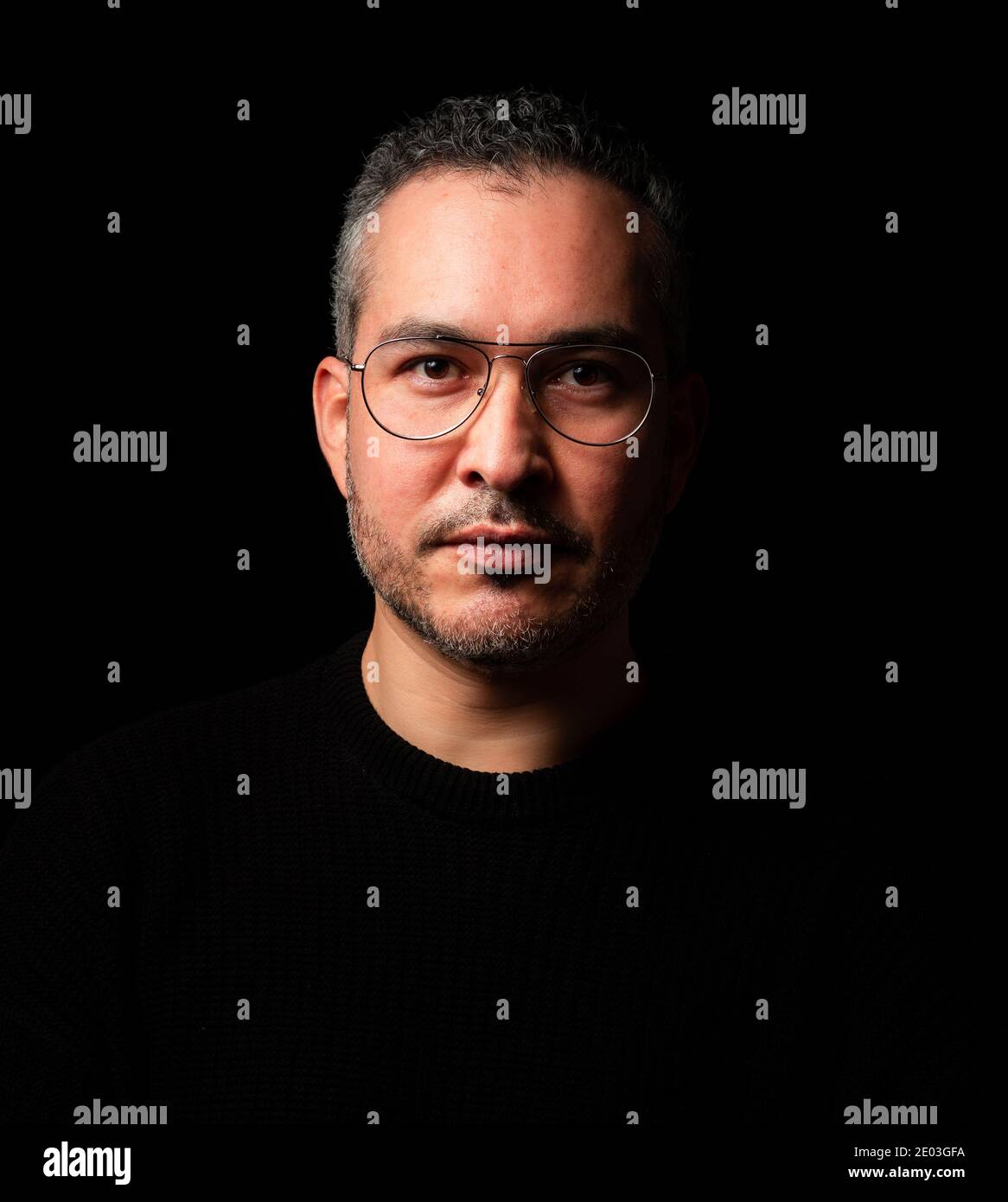 Portrair eines jungen Mannes auf schwarzem Hintergrund Stockfoto