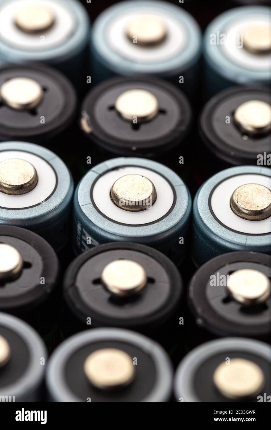 Batterien, Reihen von wiederaufladbaren Batterien. Hintergrundtextur Von Elektrischen Batterien Und Akkumulatoren Stockfoto