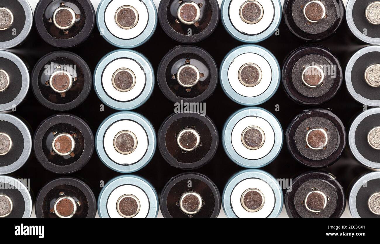 Batterien, Draufsicht, Reihen von wiederaufladbaren Batterien. Batterien, Draufsicht, Reihen von wiederaufladbaren Batterien Stockfoto