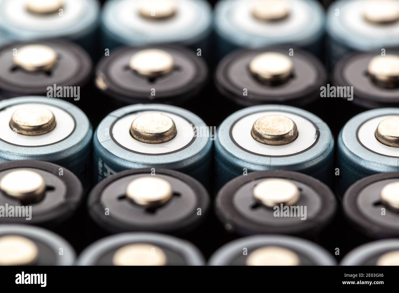 Reihen mit wiederaufladbarem Akku. Hintergrundtextur Von Elektrischen Batterien Und Akkumulatoren Stockfoto