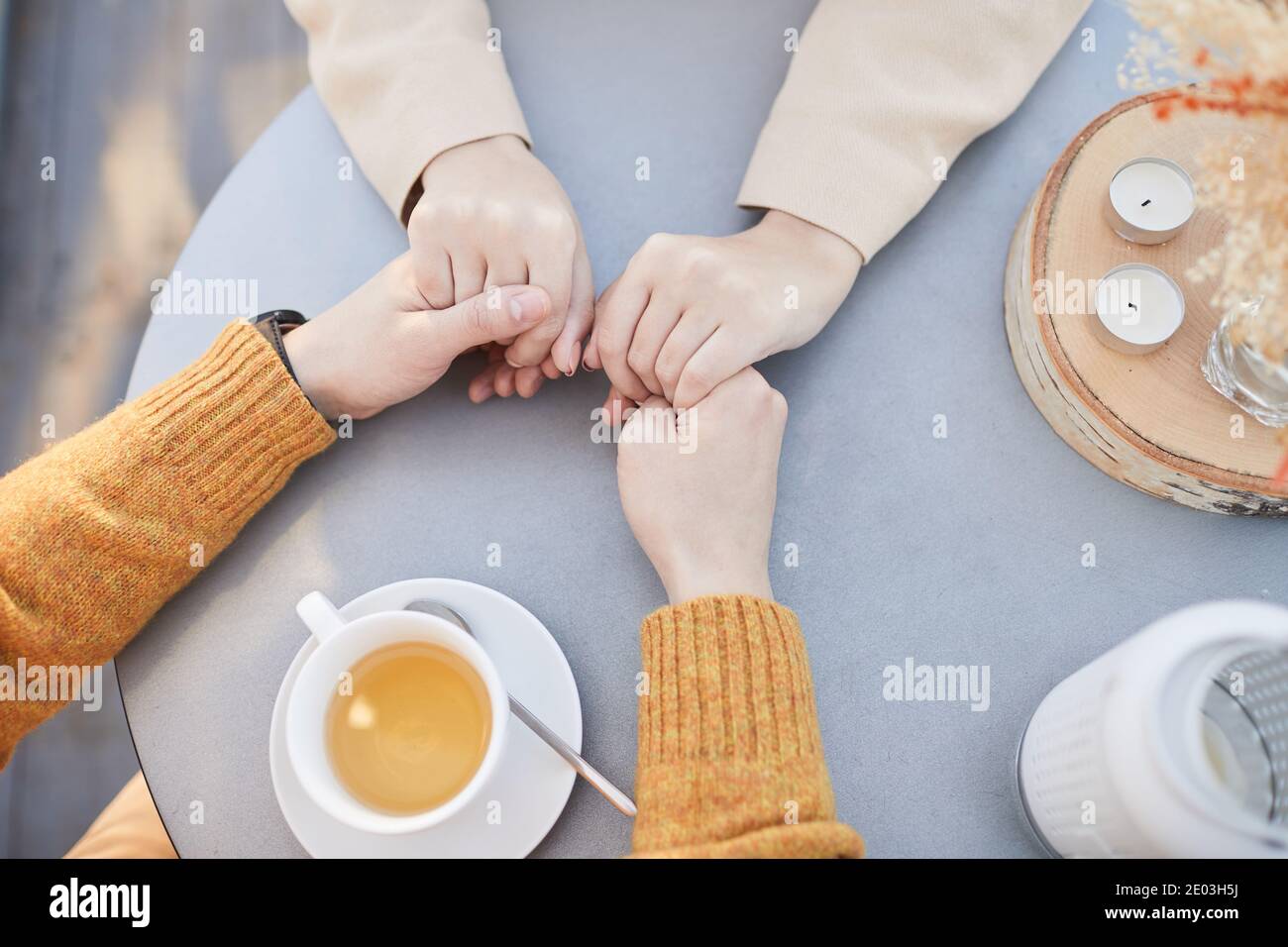 High-Winkel-Ansicht der liebevollen Paar hält sich gegenseitig für Hände beim Teetrinken am Tisch Stockfoto