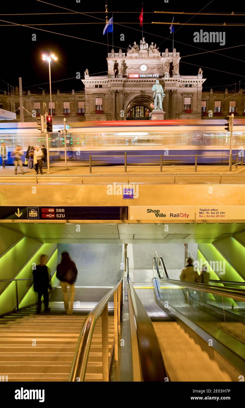 Rolltreppe zum Einkaufszentrum Shopville und Hauptbahnhof in Zürich, Schweiz Stockfoto