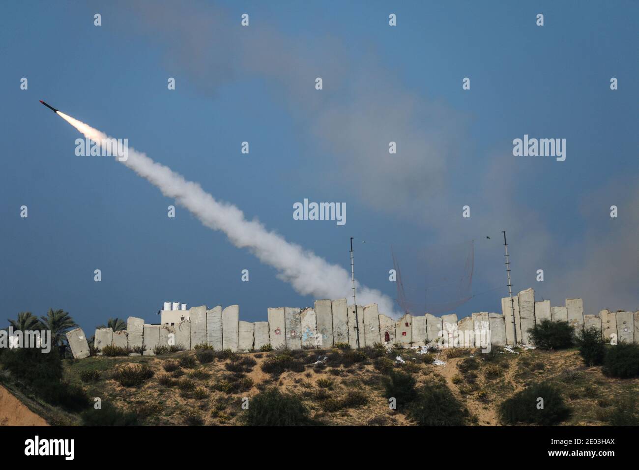 Gazastreifen, Palästina. Dezember 2020. Palästinensische Aktivisten im Gazastreifen feuerten eine Salve von Raketen in das Mittelmeer, während sie am 29. Dezember 2020 von bewaffneten Flügeln palästinensischer Gruppen außerhalb von Gaza-Stadt organisiert wurden. (Foto von Mahmuod Khattab/INA Photo Agency/Sipa USA) Quelle: SIPA USA/Alamy Live News Stockfoto