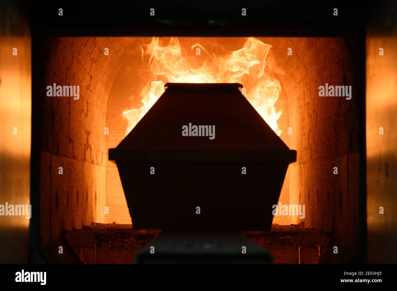 Dresden, Deutschland. Dezember 2020. Im Krematorium Dresden-Tolkewitz zieht ein Sarg in den Verbrennungsofen. Das Dresdner Krematorium hat aufgrund der hohen Übersterblichkeit bei der Corona-Pandemie die Kapazitätsgrenze erreicht und ist nun auf Hilfe anderer Krematorien angewiesen.Quelle: Sebastian Kahnert/dpa-Zentralbild/dpa/Alamy Live News Stockfoto