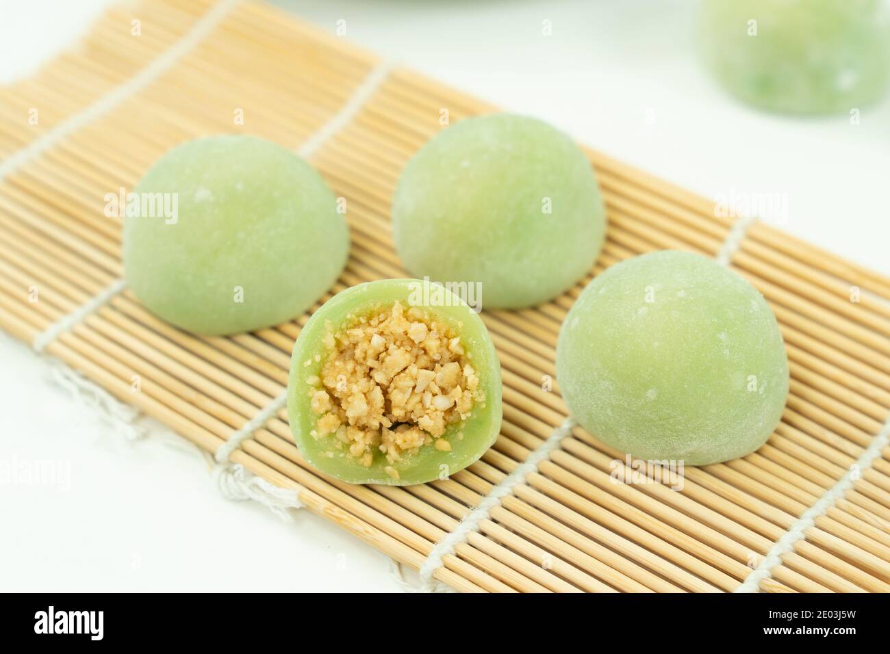 Chinesische Dessert Mochi mit gemahlenem Erdnusszucker Füllung Stockfoto