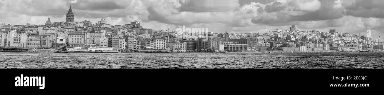 Schwarz-Weiß-Panorama der Stadtlandschaft von Golden Horn mit Alte und moderne Gebäude in Istanbul Türkei aus dem Bosporus straße mit Hintergrund c Stockfoto
