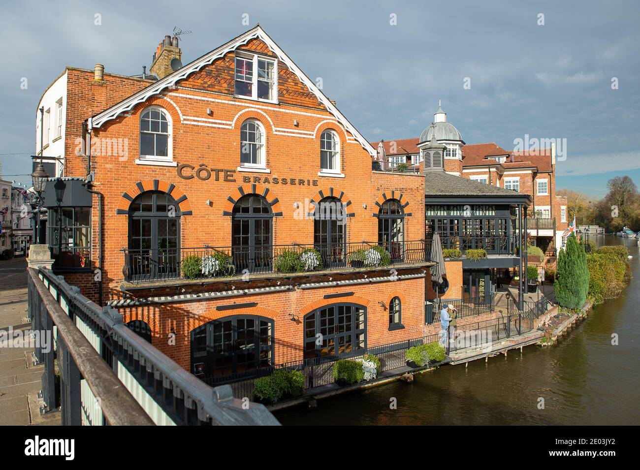 Eton, Windsor, Berkshire, Großbritannien. November 2020. Die Cote Brasserie am Ufer der Themse in Eton ist während der Covid-19-Sperre vorübergehend geschlossen. Windsor war heute am zweiten Tag der zweiten Covid-19-Sperre ruhig. Die Zahl der positiven Covid-19-Fälle nimmt in Windsor und Maidenhead und anderswo in England zu, und es gibt Bedenken, dass sich die Pandemie im Laufe des Winters verschlechtern und den NHS belasten wird. Quelle: Maureen McLean/Alamy Stockfoto