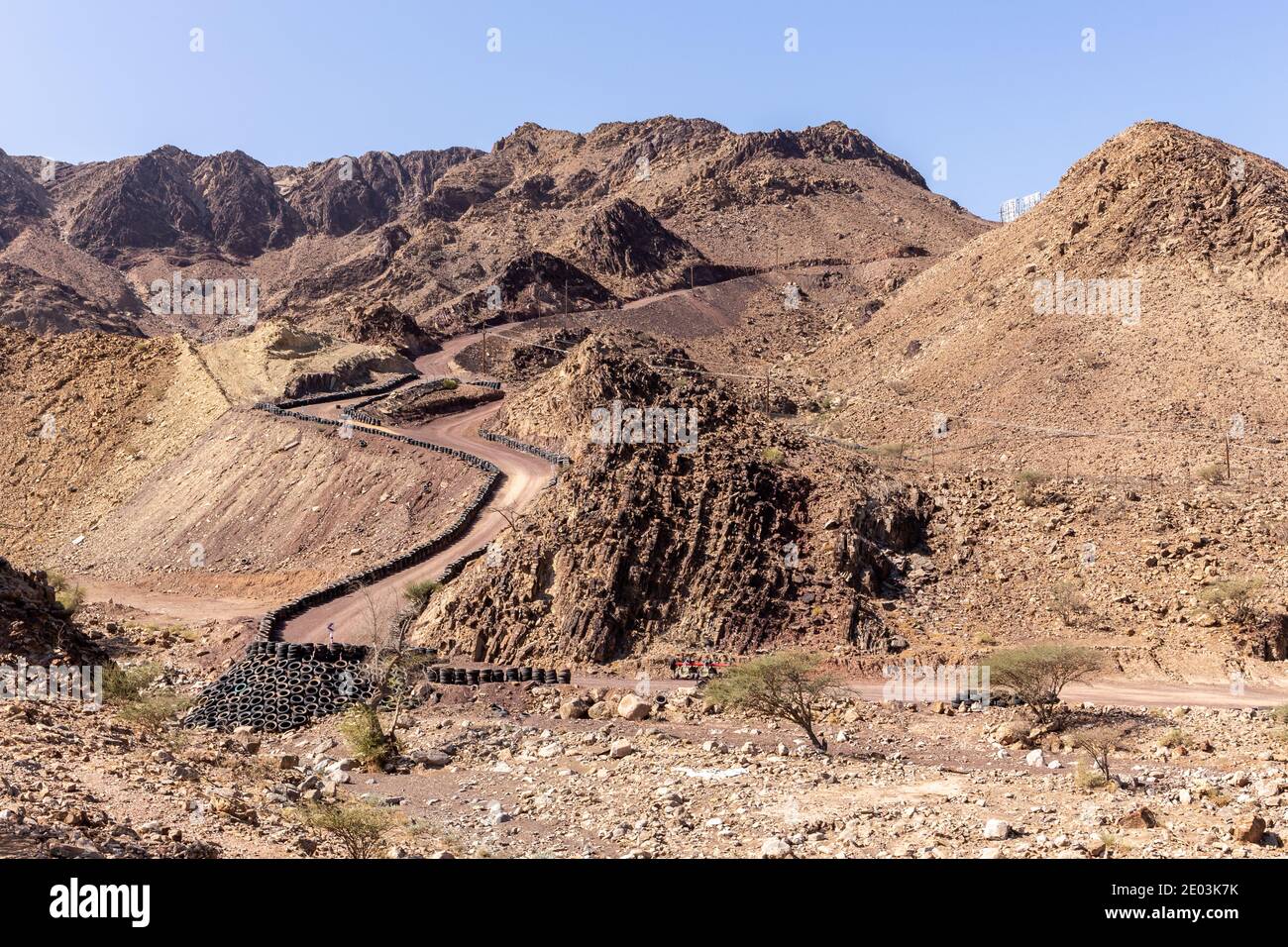 Hatta Wadi Hub Mountain Carting Downhill Trail mit Autoreifen Zaun, Hajar Mountains, Vereinigte Arabische Emirate. Stockfoto