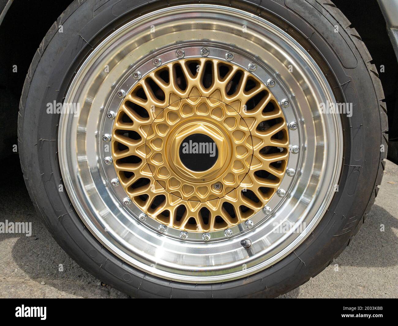 Gold Alloy Wheel bei Classic Car Stockfoto