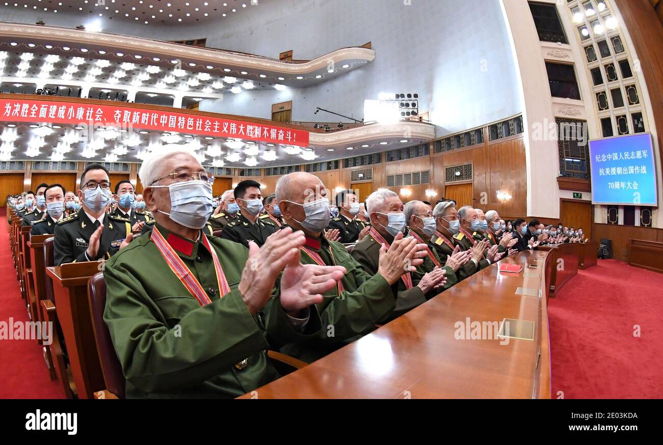 (201229) -- PEKING, 29. Dezember 2020 (Xinhua) -- Ein Treffen anlässlich des 70. Jahrestages der Einreise der Freiwilligen des chinesischen Volkes in die Demokratische Volksrepublik Korea, um im Krieg gegen die US-Aggression zu kämpfen und Korea zu helfen, findet in der Großen Halle des Volkes in Peking, der Hauptstadt von China, am 23. Oktober 2020 statt. Xinhuas Top-10-Nachrichten in China im Jahr 2020 6. China erinnert an Krieg, um der US-Aggression zu widerstehen und Korea zu helfen China hielt eine hochkarätige Veranstaltung ab, um den 70. Jahrestag der Einreise der Freiwilligen des chinesischen Volkes in die Demokratische Volksrepublik Korea zu gedenken, um die Wa zu bekämpfen Stockfoto