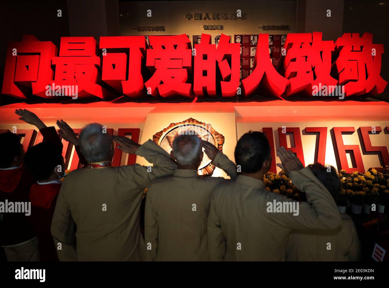 (201229) -- PEKING, 29. Dezember 2020 (Xinhua) -- Veteranen der Freiwilligen des chinesischen Volkes (CPV) und junge Pioniere zollen den Märtyrern in der Gedenkhalle des Krieges Tribut, um der US-Aggression zu widerstehen und Korea zu helfen, in Dandong, nordöstlich von Chinas Provinz Liaoning, 19. September 2020. Xinhuas Top-10-Nachrichten in China im Jahr 2020 6. China erinnert an Krieg, um der US-Aggression zu widerstehen und Korea zu helfen China veranstaltete eine hochkarätige Veranstaltung, um den 70. Jahrestag der Einreise der Freiwilligen des chinesischen Volkes in die Demokratische Volksrepublik Korea zu feiern, um den Krieg zu bekämpfen, um der US-Aggression und Hilfe zu widerstehen Stockfoto