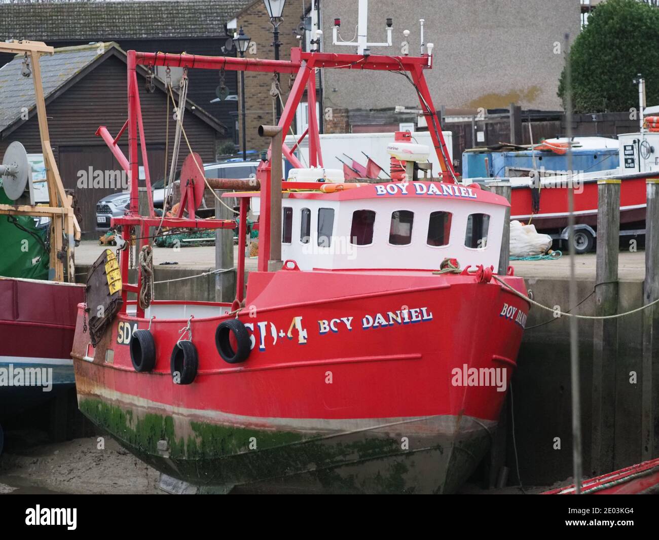 Queenborough, Kent, Großbritannien. Dezember 2020. Fischerboote in Queenborough Creek bei Ebbe in Kent. Kredit: James Bell/Alamy Live Nachrichten Stockfoto