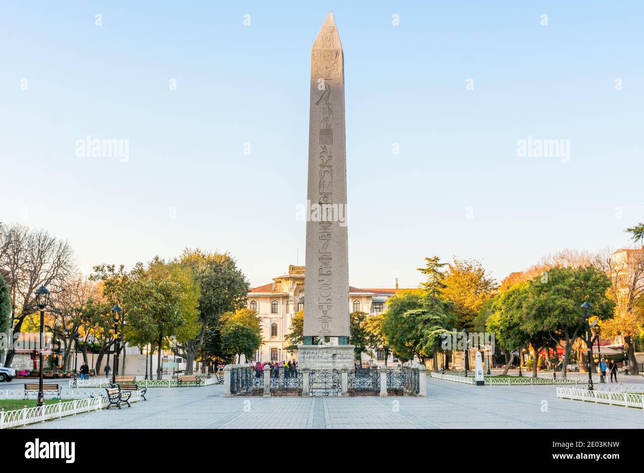 Obelisk des Theodosius (ägyptischer Obelisk) in der Nähe der Blauen Moschee im alten Hippodrom am Morgen unter goldenem Sonnenlicht in Istanbul, Türkei Stockfoto