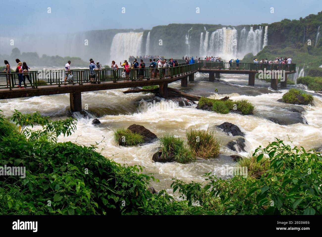 Foz do Iguacu, Parana, Brasilien - 27. November 2018: Touristen bewundern eines der neuen Sieben Wunder der Natur - die Iguazu Wasserfälle, an der Grenze zu Brasilien und Stockfoto
