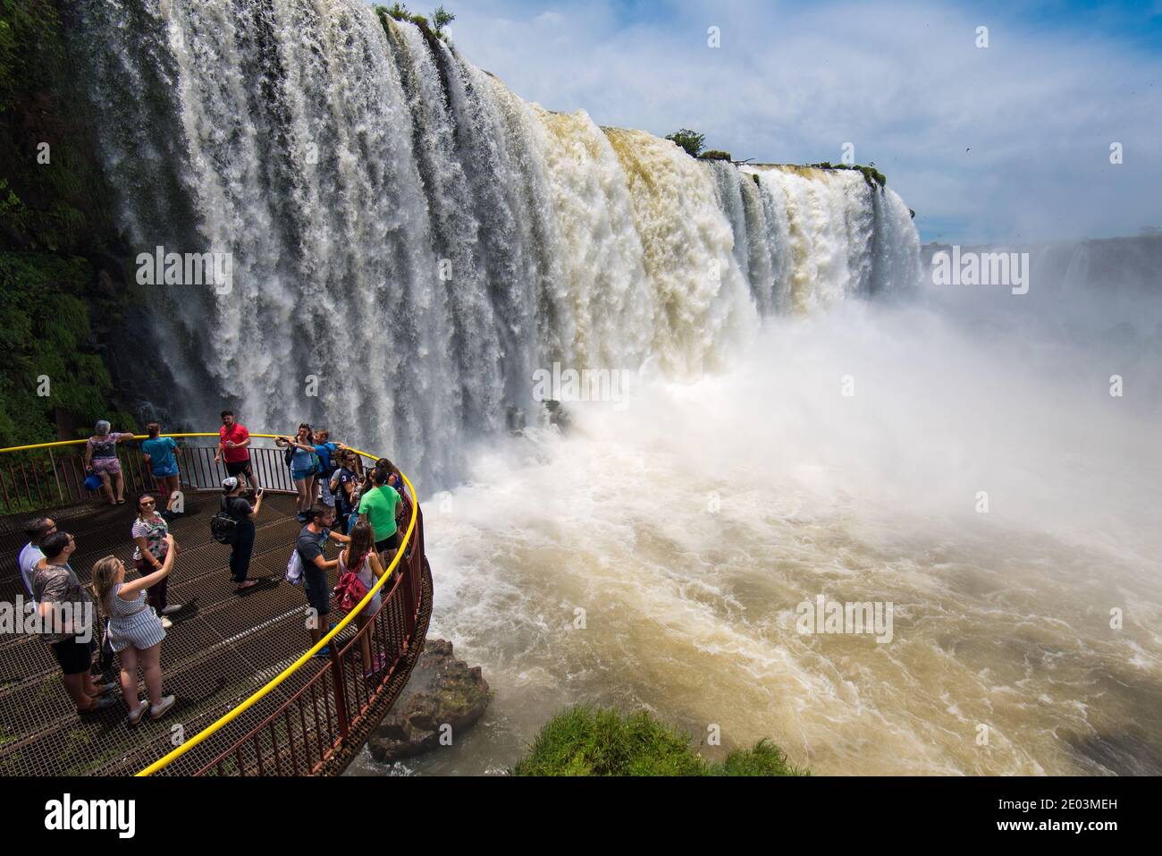 Foz do Iguacu, Parana, Brasilien - 27. November 2018: Touristen bewundern eines der neuen Sieben Wunder der Natur - die Iguazu Wasserfälle, an der Grenze zu Brasilien und Stockfoto
