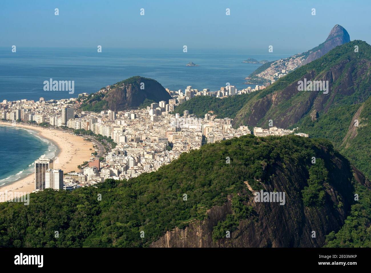 Blick auf den Strand von Copacabana in Rio de Janeiro, Brasilien Stockfoto