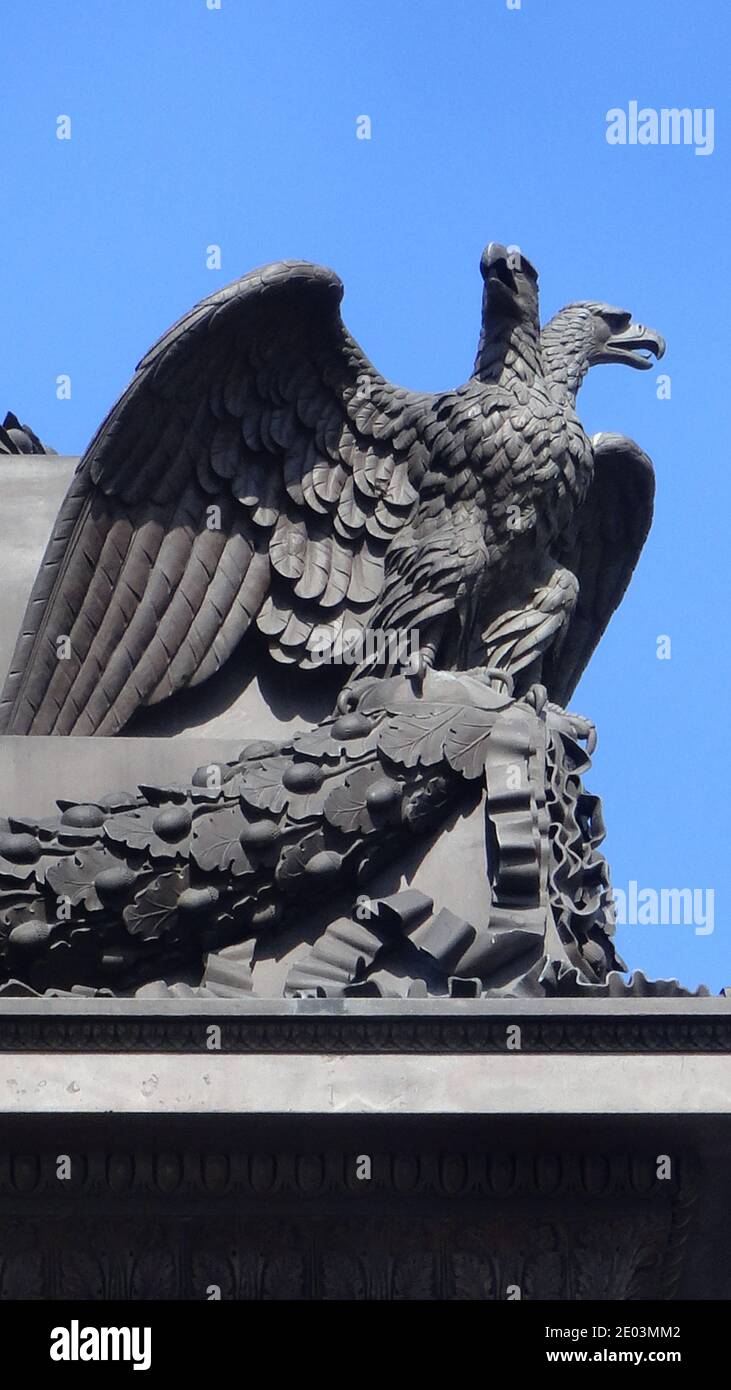 Der russische Doppeladler mit ausgestreckten Flügeln steht auf einem Dach. Stockfoto