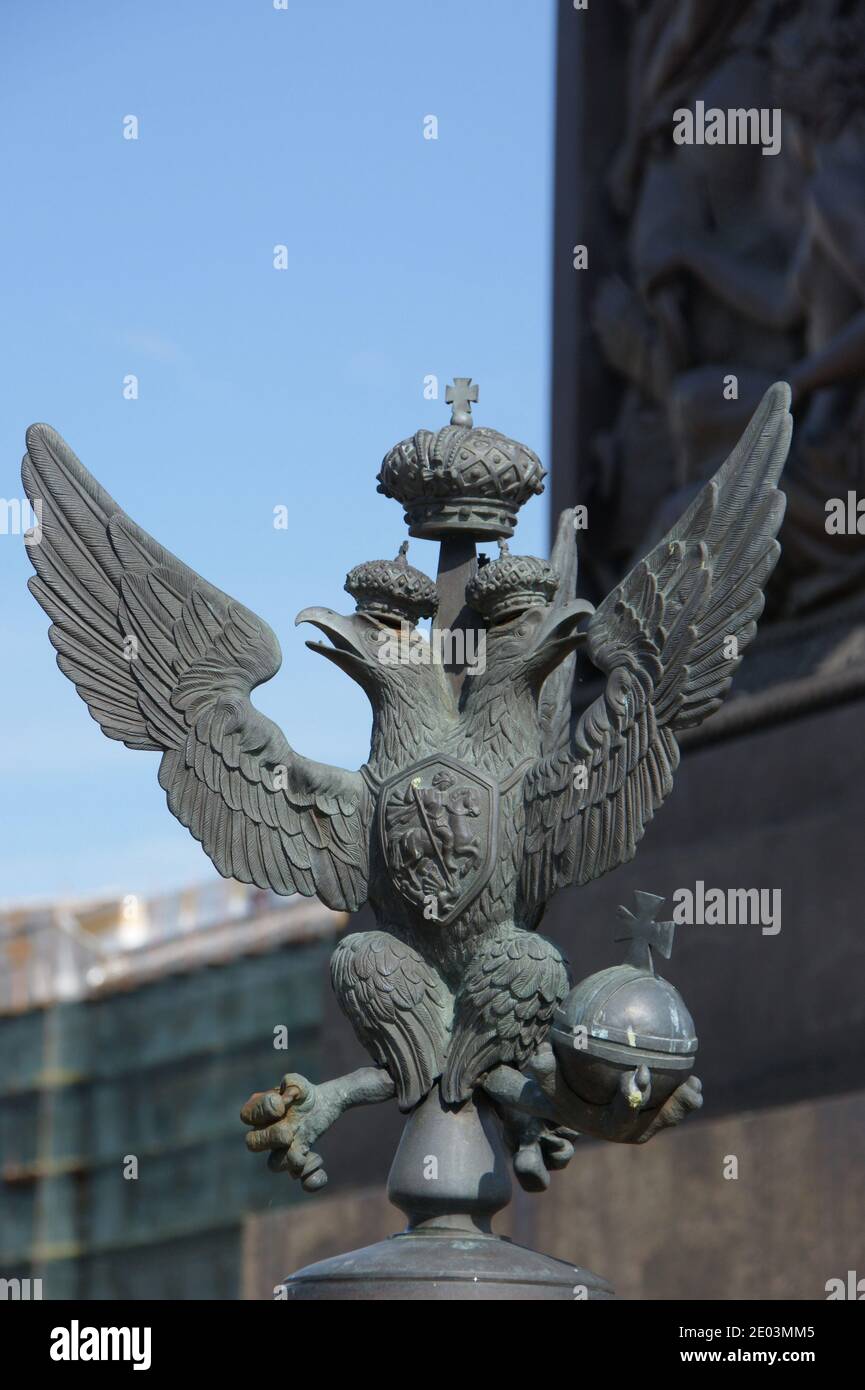 Gekrönte Adler mit St. George töten einen Drachen das heraldische Symbol des Russischen Reiches. Stockfoto
