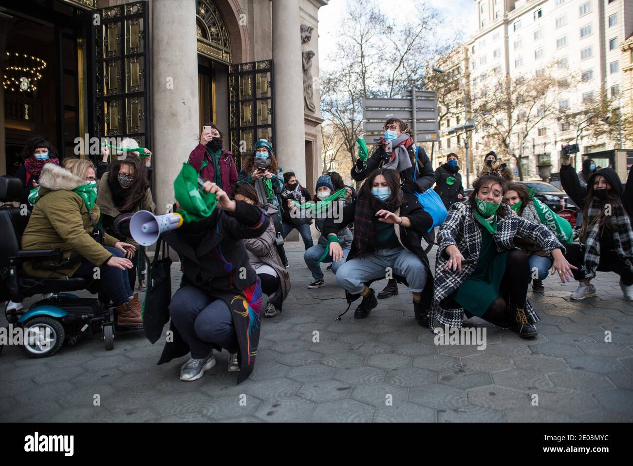 Die argentinische Bewegung Green Tide (Marea Verde) ruft vor dem argentinischen Konsulat in Barcelona auf, dem Tag, an dem der argentinische Senat debattiert, um ein Gesetz, das die freiwillige Unterbrechung der Schwangerschaft erlaubt, endgültig zu sanktionieren. Stockfoto