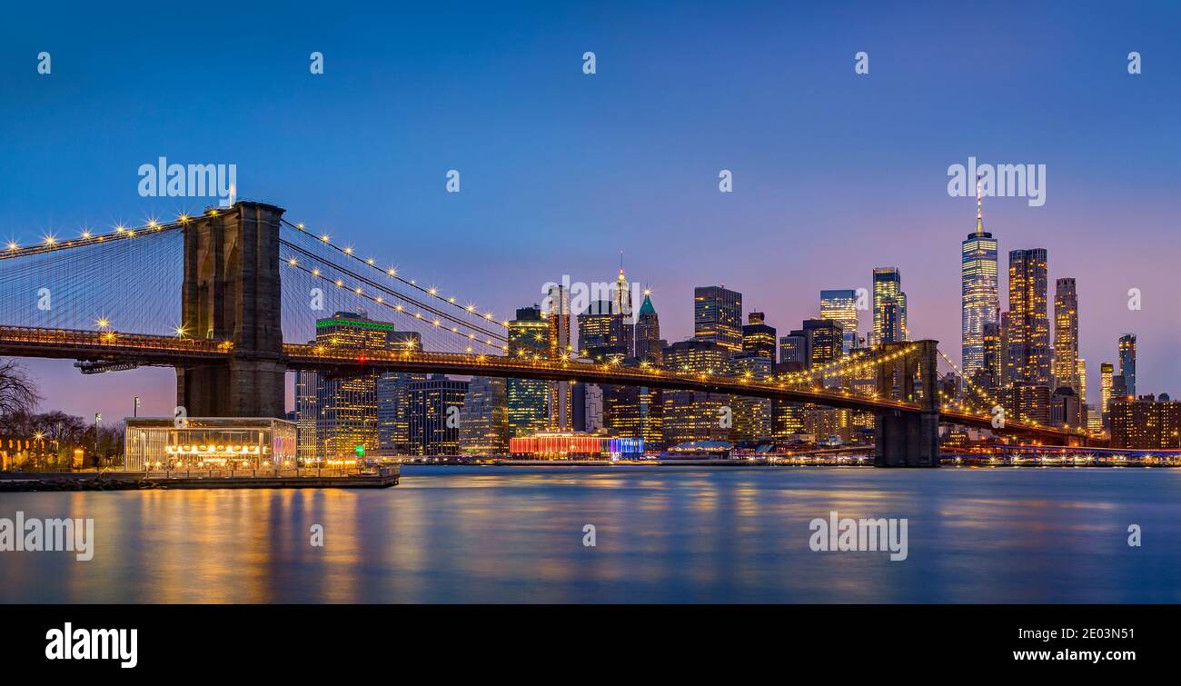 Berühmter Blick von Brooklyn auf die Brooklyn Bridge und die Skyline von Lower Manhattan. Stockfoto