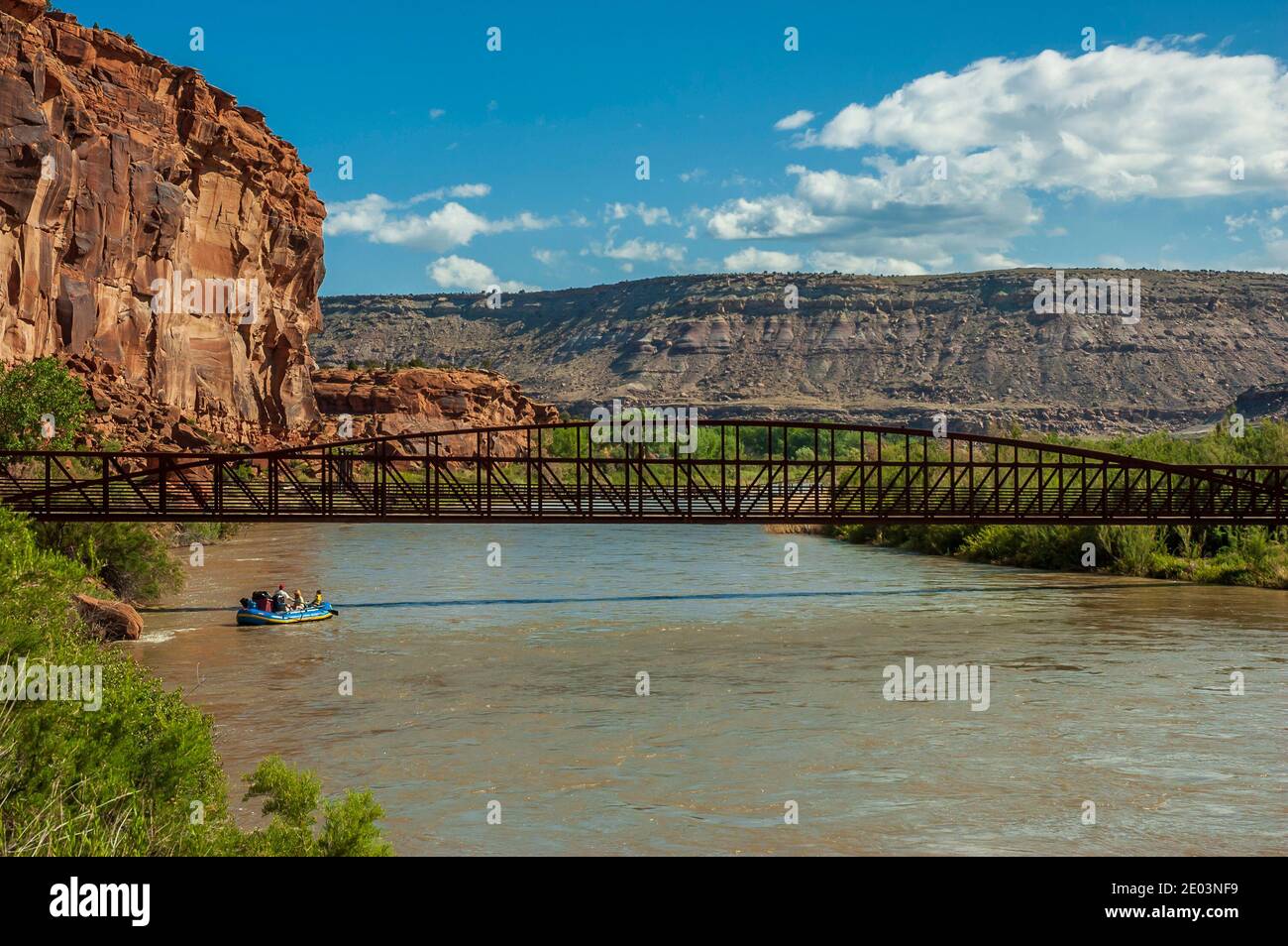 Rafts treiben den Gunnison River unter dem Bridgeport Footbridge in der Nähe des Dominguez Canyon Wilderness Area südlich von Grand Junction, Colorado. Stockfoto