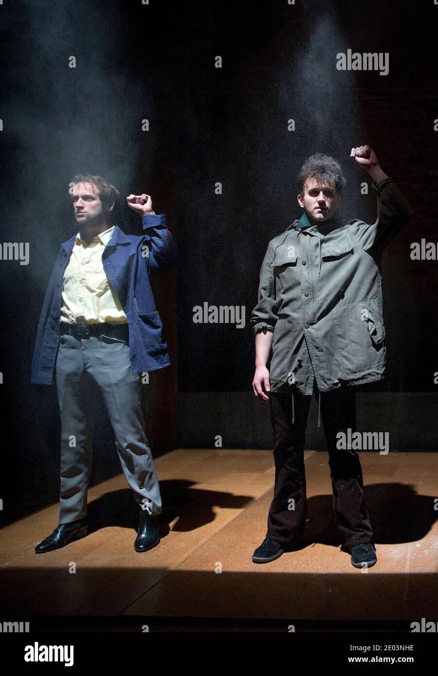 l-r: Mark Arends (Smith/John), Harry Melling (Morris/Jim) in THE ANGRY BRIGADE von James Graham im Bush Theatre, London W12 06/05/2015 A Paines Plough & Theatre Royal Plymouth Produktionsdesign: Lucy Osborne Beleuchtung: Tom Gibbons Regie: James Grieve Stockfoto