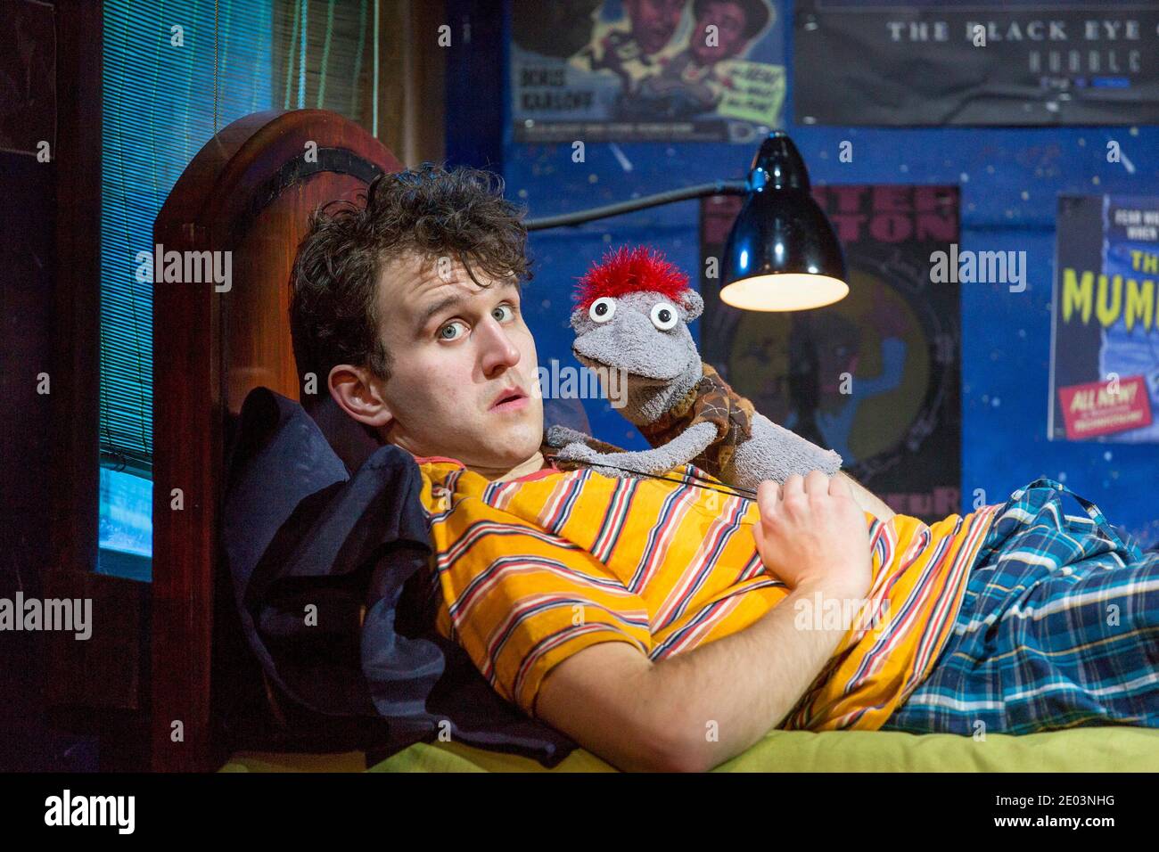 Harry Melling (Jason) in HAND TO GOD von Robert Askins im Vaudeville Theatre, London WC2 15/02/2016 Bühnenbild: Beowulf Boritt Kostüme: Sydney Maresca Puppenspiel: Marte Ekhougen Beleuchtung: Mark Henderson Regie: Moritz von Stuelpnagel Donald Cooper/PhotoStage donald@photostage.co.uk Ref/0017 Stockfoto
