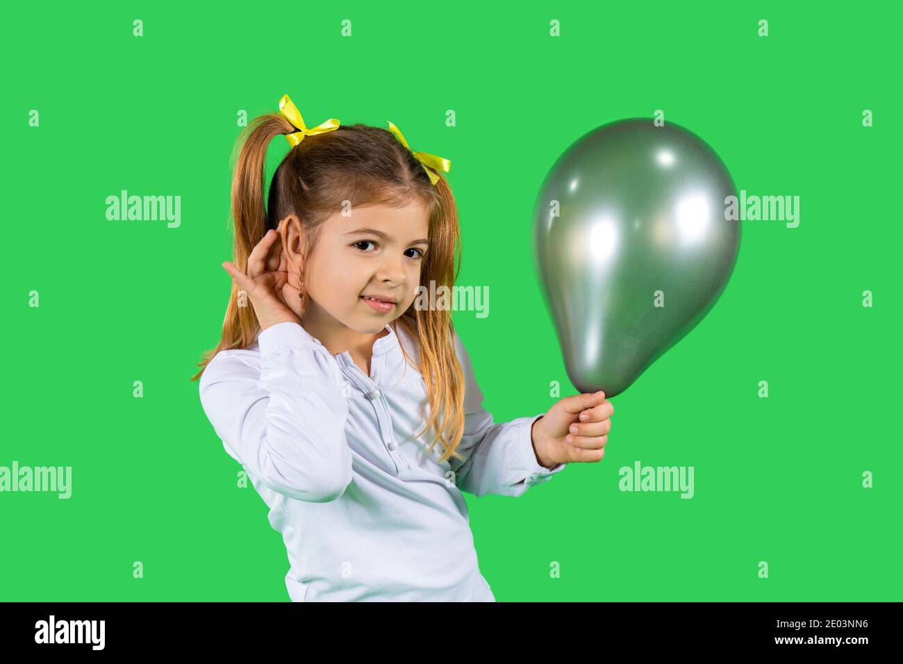 Ein blondes Kind hält einen ultimativen grauen Ballon, mit ihrer Hand zu Ohr  hören, um Ihre Werbung. Hochwertige Fotos Stockfotografie - Alamy