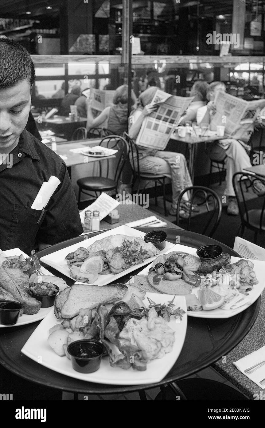 Frühstück, Brunch-Kellner mit einer Auswahl an Gerichten. Kramerbooks & Afterwords Café. Washington, DC. USA Stockfoto