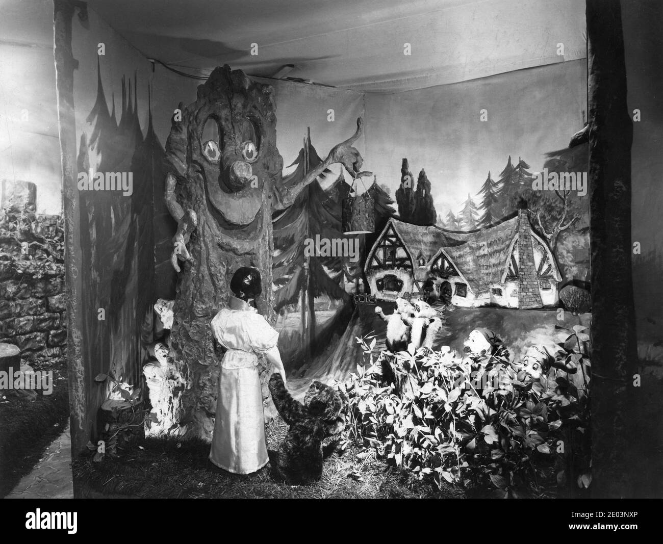 Animierte Schaufenster im Barkers Department Store in Kensington London Für die britische Erstveröffentlichung von WALT DISNEYS SCHNEEWITTCHEN UND DIE SIEBEN ZWERGE 1937 Supervising Regisseur DAVID HAND Geschichte Jacob und Wilhelm Grimm Walt Disney Productions / RKO Radio Bilder Stockfoto