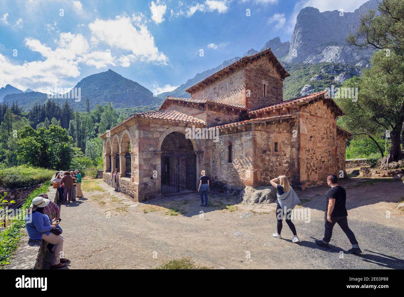 Vorromanische Kirche Santa Maria in Cillorigo de Liébana, Kantabrien, Spanien. Stockfoto