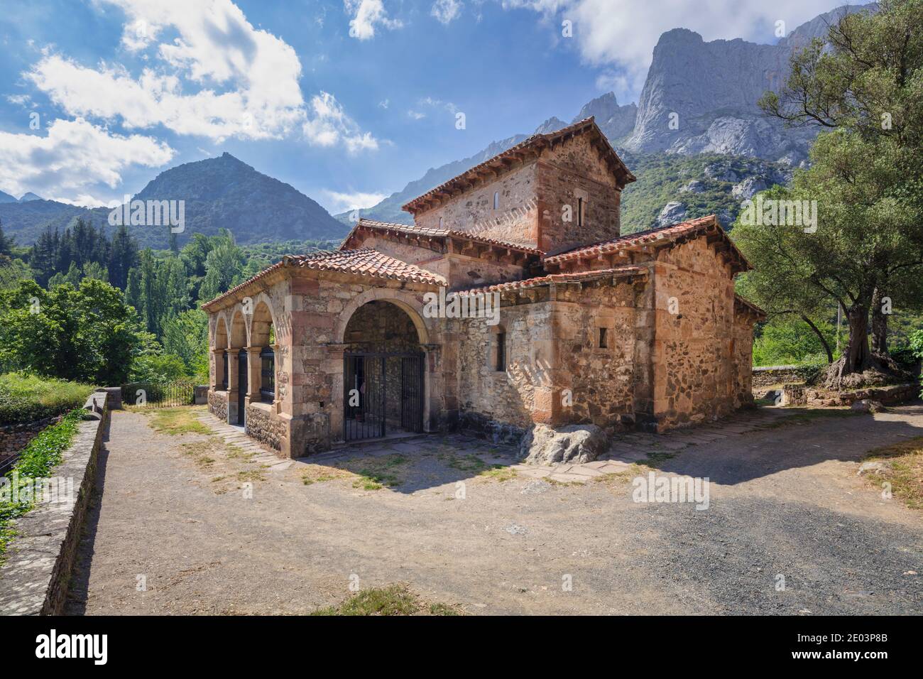 Vorromanische Kirche Santa Maria in Cillorigo de Liébana, Kantabrien, Spanien. Stockfoto