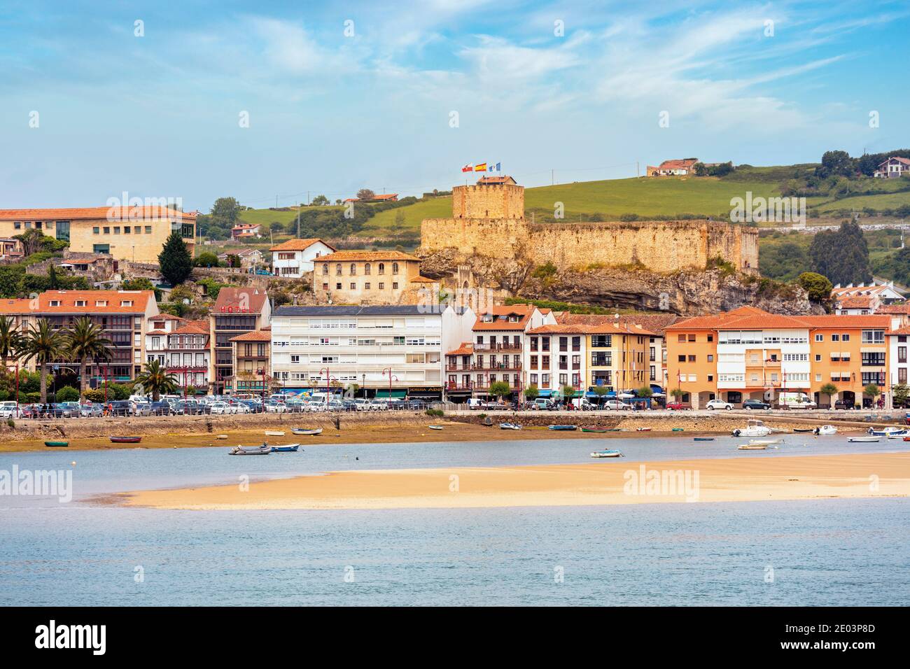 San Vicente de la Barquera, Kantabrien, Spanien, gekrönt vom Castillo del Rey. Stockfoto