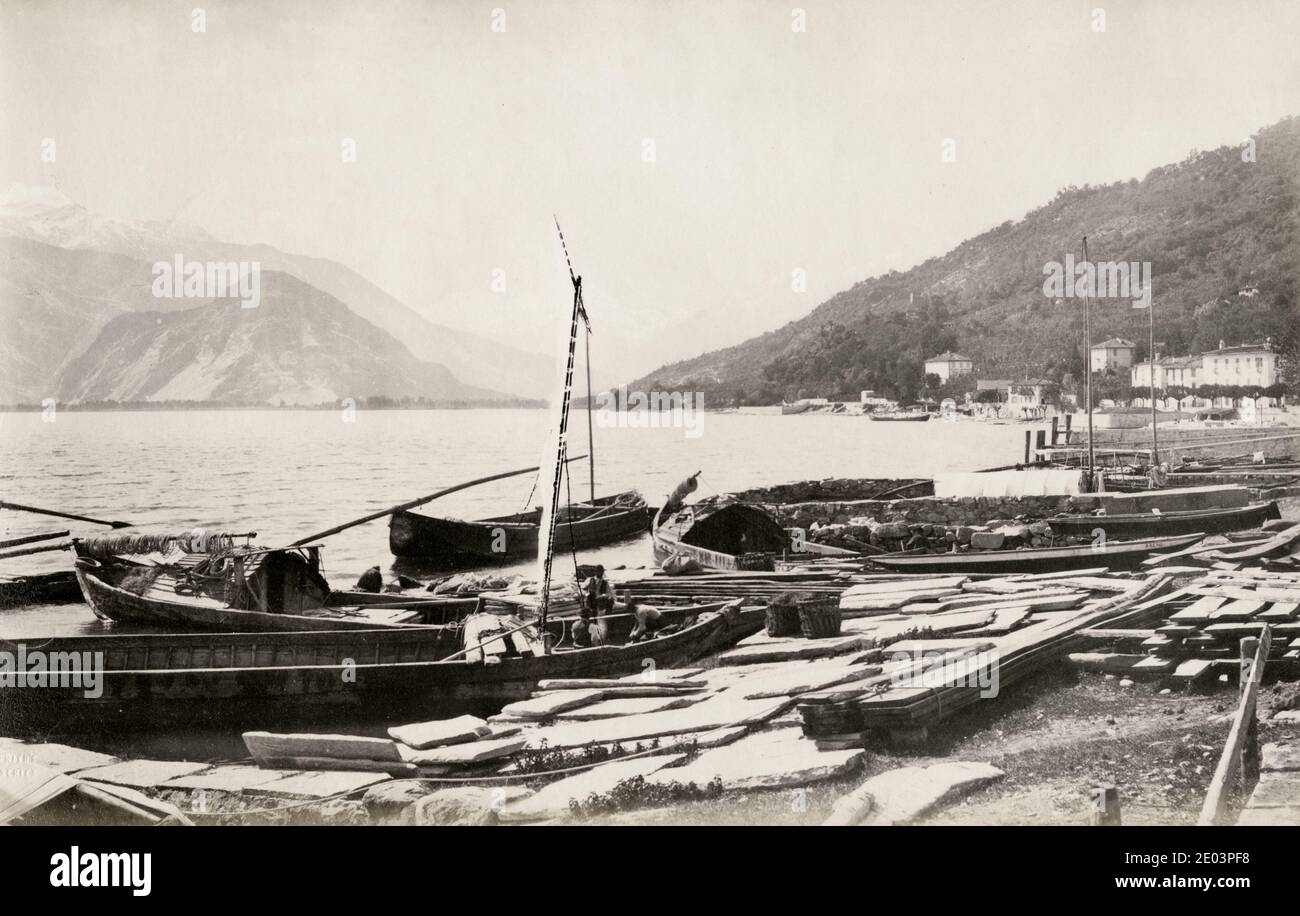 Oldtimer-Foto aus dem 19. Jahrhundert - Boote am Ufer, Pallanza, Italien. Pallanza ist ein Bezirk der italienischen Gemeinde Verbania. Es liegt in der Provinz Verbano-Cusio-Ossola, am Ufer des Lago Maggiore. c.1880er. Stockfoto