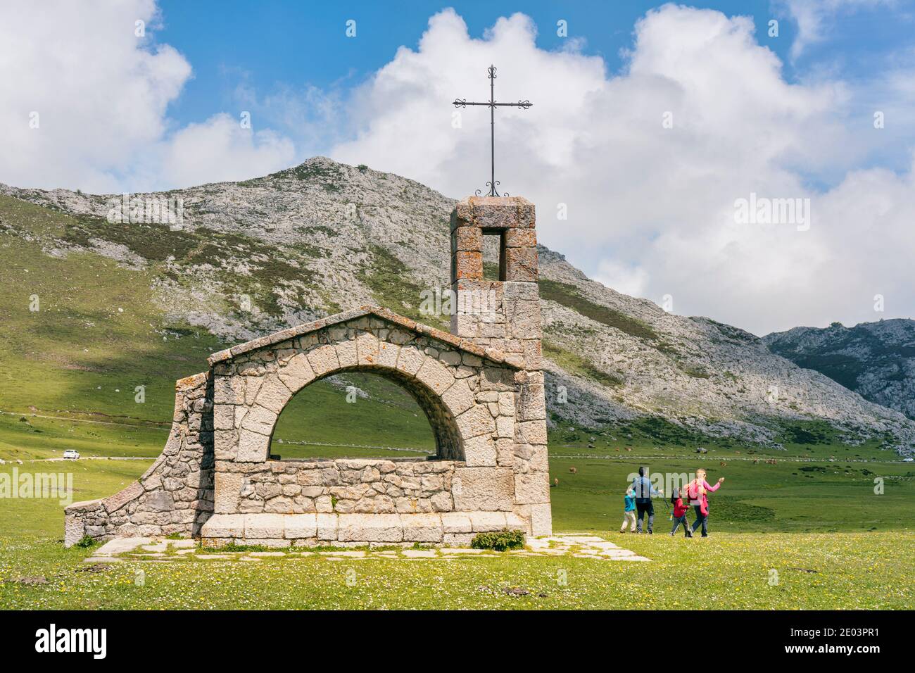Familie von Wanderern in der Ermita del Pastor, Parque Nacional de los Picos de Europa, Asturien, Spanien. Kapelle des Guten Hirten, Zinnen Europas Nati Stockfoto