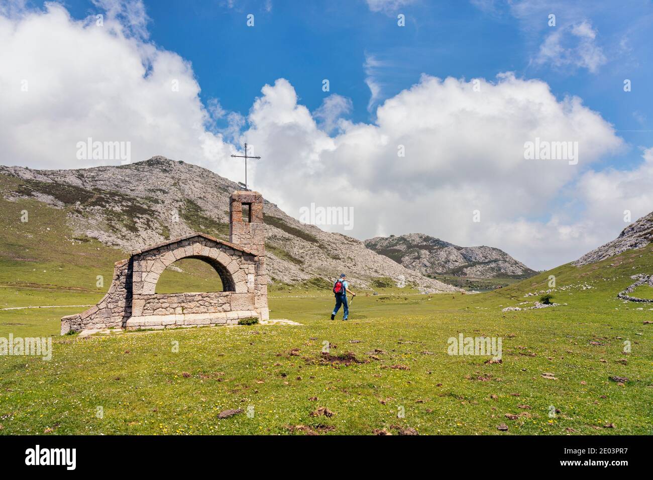 Wanderer in der Ermita del Pastor, Parque Nacional de los Picos de Europa, Asturien, Spanien. Kapelle des Guten Hirten, Nationalpark Peaks of Europe. Stockfoto
