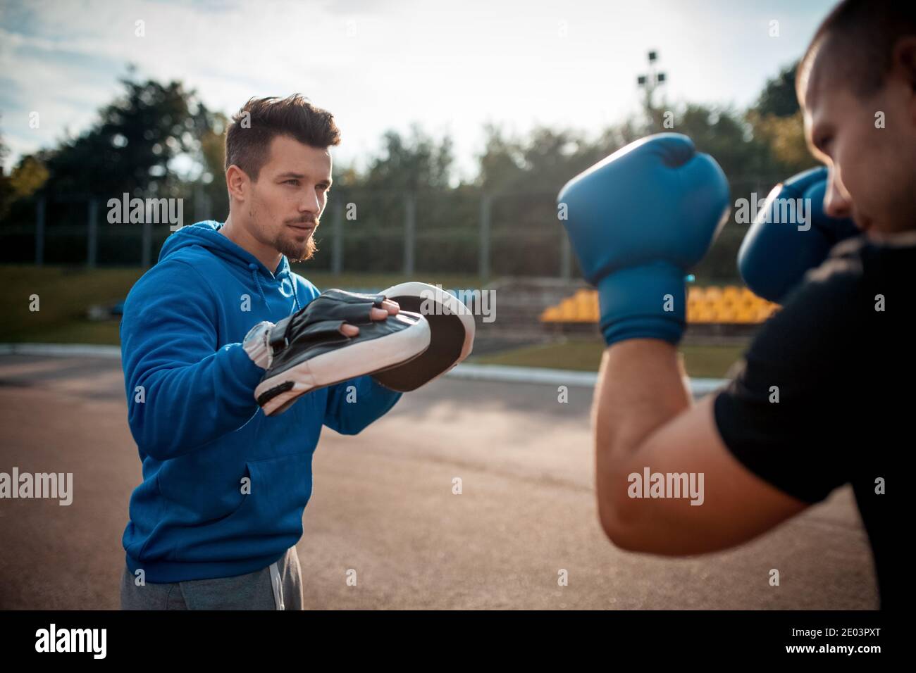 Sport Mann Boxen und Training in Boxhandschuhen mit persönlichen Fitnesstrainer Stockfoto